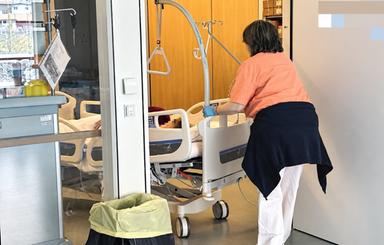 Travolto dalla porta difettosa: l'Asl paga 163 mila euro ai figli